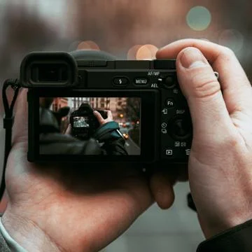 Taking pictures with camera through another camera and lens Stock-Fotos