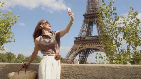 Taking a Selfie in Front of the Eiffel Tower 스톡 동영상 327624726