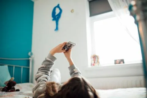 Taking Selfies on Smartphone Fotos Stock