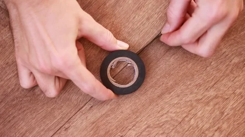 Taking shred of insulating tape from boobin Vídeo Stock 101676986