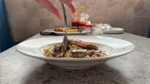 Taking Spaghetti Alfredo Using Fork Vidéo 342700002