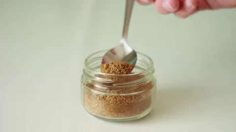 Taking spice from a glass can 動画素材 76995992
