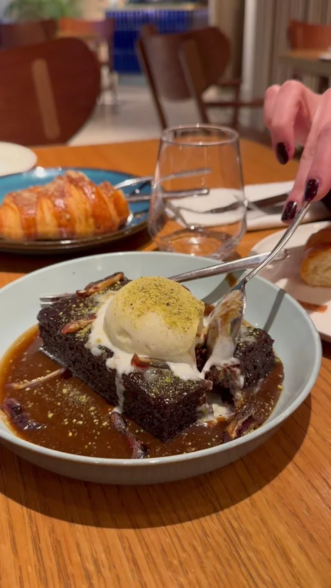 Taking a spoonful of warm date cake topped with vanilla ice cream Vídeo Stock 337462110
