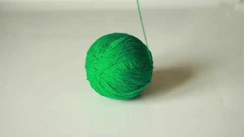 Taking thread from a yarn ball 動画素材 76039269