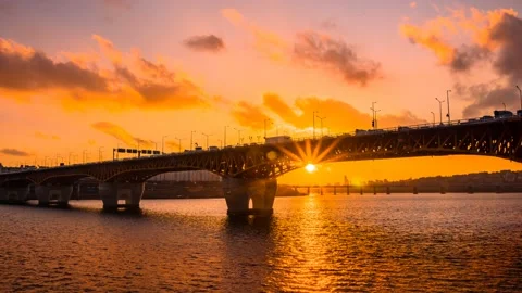 Taking the time-laps from evening to night at the Seongsudaegyo Bridge in Seoul. Video stock 145864333