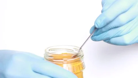 Taking turmeric from the glass pot Vídeo Stock 80799684