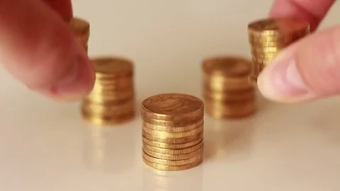 Taking two columns of golden coins Vídeos de archivo 73506903