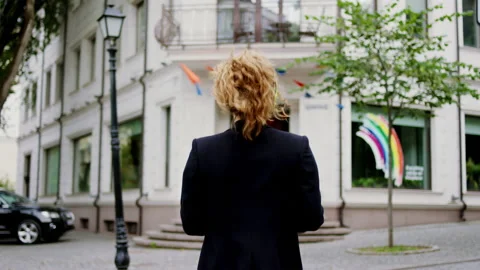 Taking video from the back of a office worker lady with curly hair in the middle Video stock 146394919