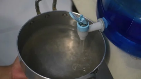 Taking water from the gallon to cook Video stock 218069348