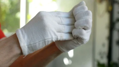 Taking off white cloth gloves after moisturizing the skin 動画素材 90846353