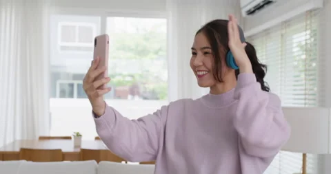 Talent platform show and share funny filter effect in tiktok IG reel. 스톡 동영상 173726279
