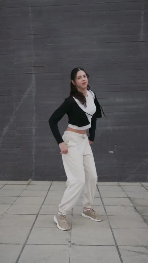 Talented female dancer performing afrobeat and hip hop dance Vidéo 332647062