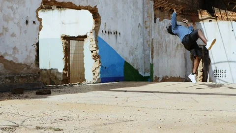 Talented man practicing parkour in the warehouse 스톡 동영상 117622535