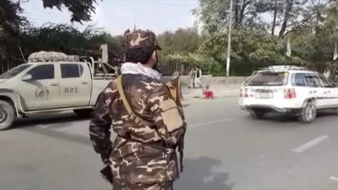 Taliban security checkpoints around Serena hotel in Kabul, AFGANISTÁN, AF - 14 O Stock Footage 204063291