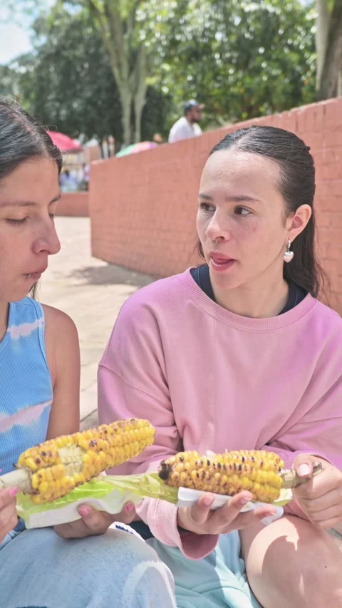 Talking about charred grilled corn on the cob outdoors. 動画素材 332522376