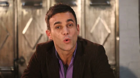 Talking to camera as if being interviewed or using computer or mobile camera to Vídeos de archivo 32729480