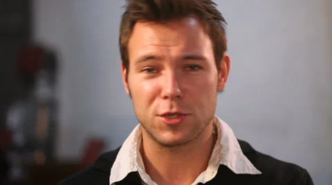 Talking to camera as if being interviewed or using computer or mobile camera to Vídeo Stock 32729549