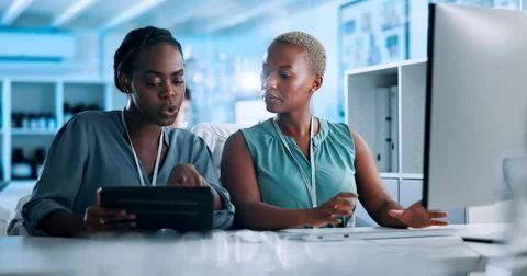 Talking, data scientist or black people in lab with tablet, computer or gene Foto stock