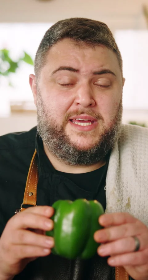 Talking, man and face of chef in home explaining pepper for meal tutorial 스톡 동영상 307398978