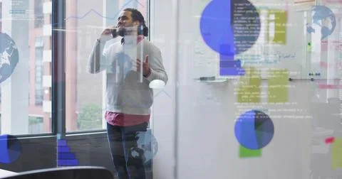Talking man in light sweater, collared shirt holding phone, gesturing in glass Foto stock