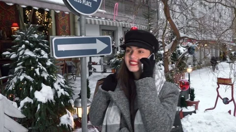 Talking on Phone as Walking 動画素材 85366841