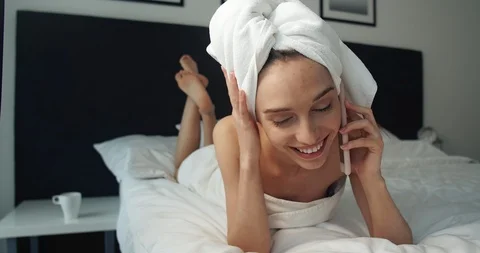 Talking on Smartphone 動画素材 109065057