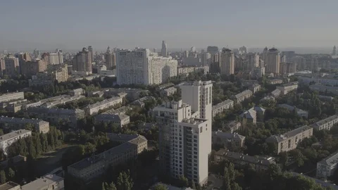 A tall building in a city Stock Footage 129422576