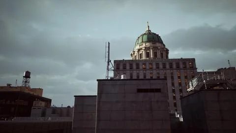 A tall building with a dome on top of it Ilustração Stock