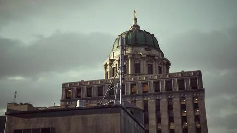 A tall building with a dome on top of it Ilustração Stock