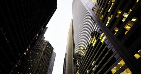 Tall buildings create dramatic skyline under cloudy sky in urban area Illustrazione stock