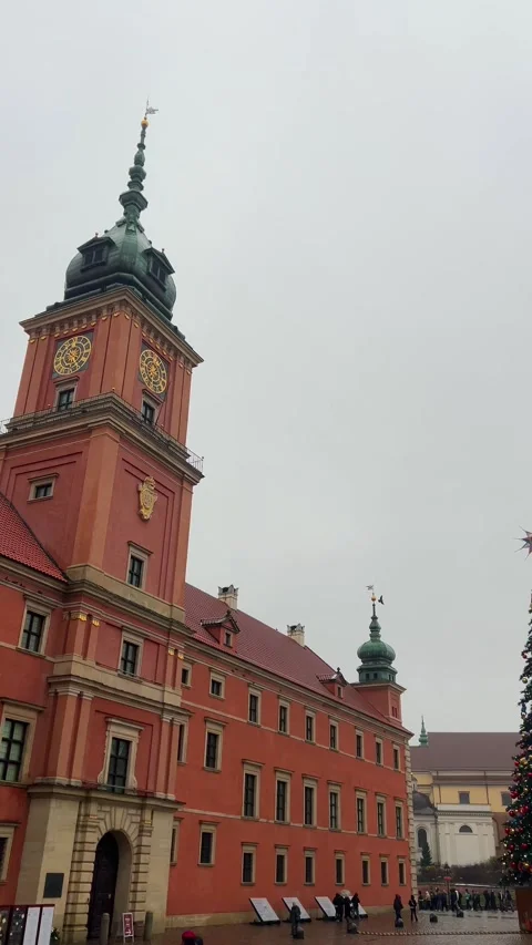 A tall Christmas tree in front of the Royal Castle in Warsaw Stock Footage 324146127