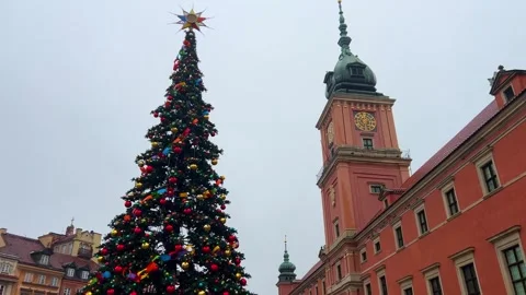 A tall Christmas tree in front of the Royal Castle in Warsaw Vídeos de archivo 324151752