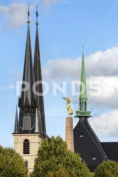 Tall church spires and a gold statue, Gelle Fra, on Monument of Remembrance Stock Photos