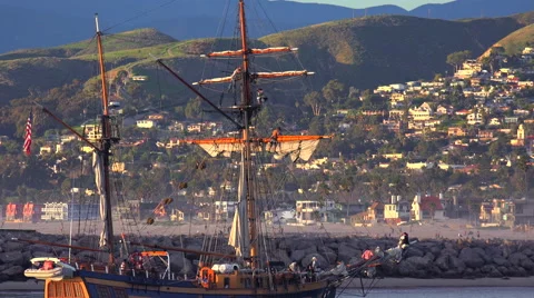 A tall clipper ship sails at sunset with the city of Ventura, California in the 库存影片 55513920