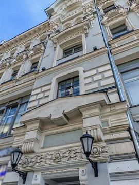 Tall, elegant building with a combination of classical and modern design Foto stock