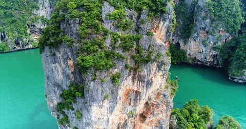 Tall limestone tower rising sheer from a narrow channel Vídeos de archivo 71300987