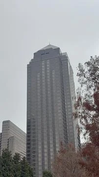 Tall Modern Skyscraper Under Gray Overcast Sky 写真素材
