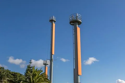Tall navigation marker tower standing in Newcastle Harbour Foto stock