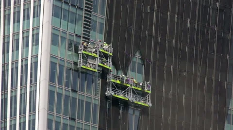 Tall office tower maintenance teams hanging from cradles. Vidéo 44808822