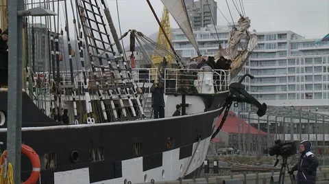 Tall ship docking in Vancouver harbor Stockbeeldmateriaal 61551077