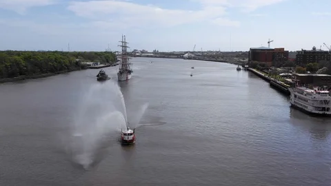 Tall Ship Eagle Arriving in Savannah Vídeo Stock 104673799