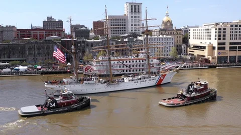 Tall Ship Eagle Passing Savannah City Hall Stockbeeldmateriaal 104675091