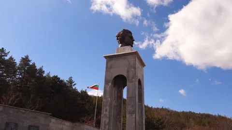 Tall statue with the head of Vasil Levski and Bulgarian flag. Stock Footage 149578536