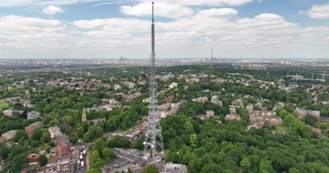 Tall steel structure of transmitting tower in suburbs Vídeos de archivo 201907914