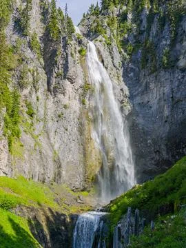 Tall waterfall cascading down steep rocky cliff in Washington state Foto stock