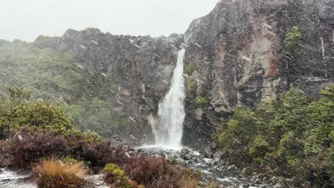 Tall Waterfall Falling from Rocky Cliff in Tongariro Stockbeeldmateriaal 337473015