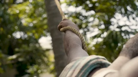 Tamil farmer cutting coconut tree in a village in Thanjavur, Tamil Nadu 库存影片 154911616