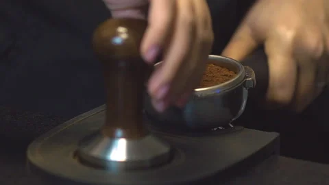 Tamp down for get balance cup. Video stock 99115049