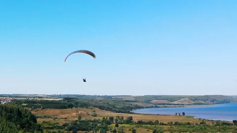 Tandem flight on the paraglider above the fields Vídeo Stock 117894229