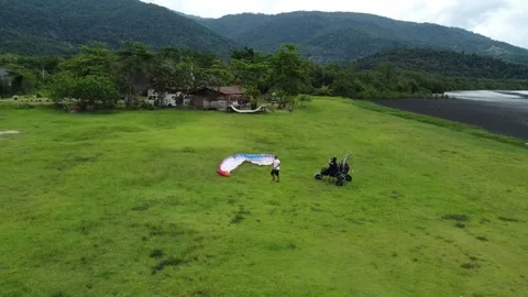 Tandem paramotor just landed on the beach in Paraty, Brazil Видео 328349628